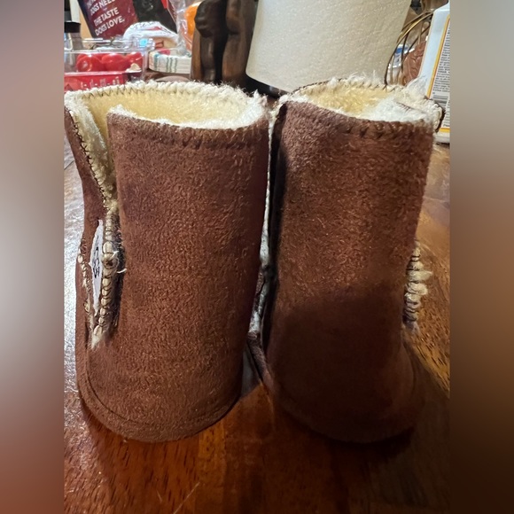 UGG Erin slipper booties, boy or girl, size 4 (6-12 months) - Picture 4 of 9